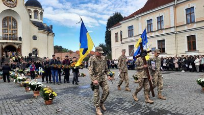 У Коломиї на Прикарпатті сотні людей прощалися із загиблим бійцем "десятки" Любомиром Бордуном У Коломиї на Прикарпатті сотні людей прощалися із загиблим бійцем "десятки" Любомиром Бордуном