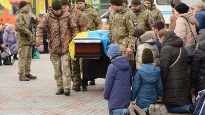 У Рівному попрощалися із загиблим військовим Сергієм Юрчилом У Рівному попрощалися із загиблим військовим Сергієм Юрчилом