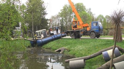 В Центральному парку Луцька очищують меліоративні канали В Центральному парку Луцька очищують меліоративні канали