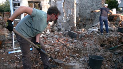 Три місяці живе в гаражі: історія жительки Чернігова, чий будинок зруйнували росіяни Три місяці живе в гаражі: історія жительки Чернігова, чий будинок зруйнували росіяни