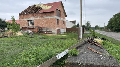 пошкоджений будинок у Кельменцях