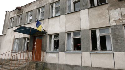 Вибиті вікна у місцевій школі Вибиті вікна у місцевій школі
