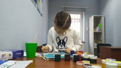 "Гроші на лікування онкохворих". 6-річна вінничанка малює картини та продає їх "Гроші на лікування онкохворих". 6-річна вінничанка малює картини та продає їх