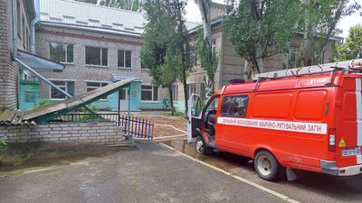 Пошкоджені електромережі та повалені дерева. У Миколаєві ліквідовують наслідки негоди Пошкоджені електромережі та повалені дерева. У Миколаєві ліквідовують наслідки негоди