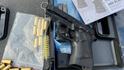 Зброю, мотопомпи та готівку вилучили під час обшуків на Рівненщині