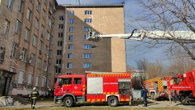 Пожежа у бібліотеці: у Запоріжжі рятувальники провели навчання