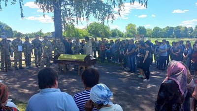 У Боромлі на Сумщині прощалися з військовослужбовицею Євгенією Семененко У Боромлі на Сумщині прощалися з військовослужбовицею Євгенією Семененко