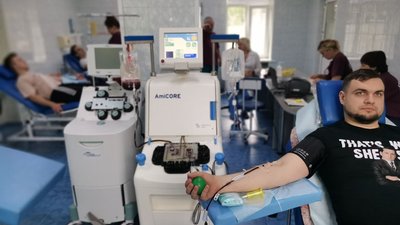 Донор Олексій Долошко здає свою кров