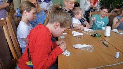 Янгол для солдата: у Вінниці діти виготовляли обереги для захисників України Янгол для солдата: у Вінниці діти виготовляли обереги для захисників України