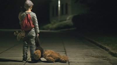 дитина з іграшкою