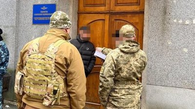 Чоловіка, який організував автобусні перевезення військових РФ з Криму до Херсону, взяли під варту
