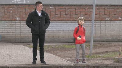 У Черкасах біля школи встановили муляжі дітей
