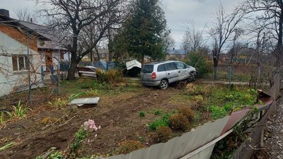 Біля Рівного п'яний водій влетів на подвір'я приватного будинку – поліція Біля Рівного п'яний водій влетів на подвір'я приватного будинку – поліція