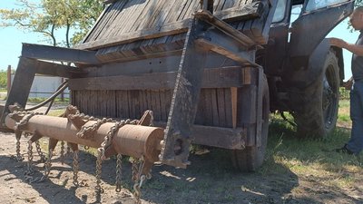 На Миколаївщині аграрії "ПАЕК" розробили трактор, який здатен розміновувати територію. Його мета – знаходити протитанкові міни та "пелюстки" на полях, які надалі оброблюватимуть фермери На Миколаївщині аграрії "ПАЕК" розробили трактор, який здатен розміновувати територію. Його мета – знаходити протитанкові міни та "пелюстки" на полях, які надалі оброблюватимуть фермери