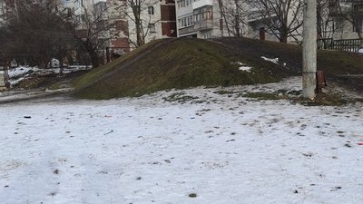Поліцейські вилучили зброю в тернополянина, який живе неподалік місця, де вистрелили хлопця Поліцейські вилучили зброю в тернополянина, який живе неподалік місця, де вистрелили хлопця