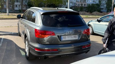 У Миколаєві затримали підозрюваного, який продавав гуманітарні машини для ЗСУ У Миколаєві затримали підозрюваного, який продавав гуманітарні машини для ЗСУ