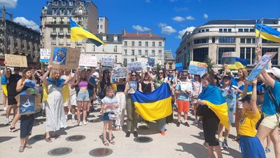Під гаслом "Росія вбиває планету". Біженці з Миколаївщини долучилися до мітингу у Франції Під гаслом "Росія вбиває планету". Біженці з Миколаївщини долучилися до мітингу у Франції