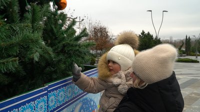 У Дніпрі у сквері Прибережному встановили різдвяну ялинку У Дніпрі у сквері Прибережному встановили різдвяну ялинку