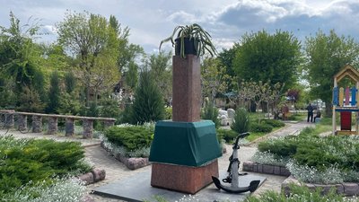 Квіти замість пам'ятника. У Миколаєві демонтували "Потьомкіна"