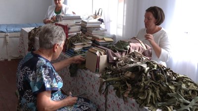 Три гектари маскувальник сіток за пів року сплели жителі одного з сіл Хмельниччини Три гектари маскувальник сіток за пів року сплели жителі одного з сіл Хмельниччини