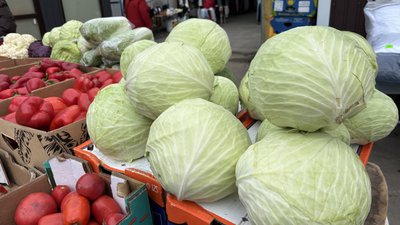 Свіжа капуста на ринку у Новодністровську