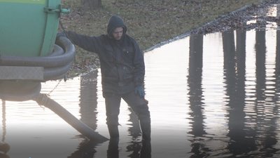 Вимушені зачинитися: у Дніпрі територію підприємств затопило стічними водами Вимушені зачинитися: у Дніпрі територію підприємств затопило стічними водами