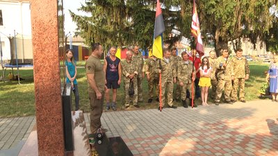 У Ружині на Житомирщині сім'ям загиблих військових вручили "Ікони пам'яті" У Ружині на Житомирщині сім'ям загиблих військових вручили "Ікони пам'яті"