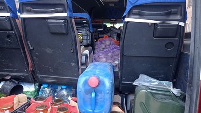 Волонтери з Дніпра евакуюють жителів підтопленої частини Херсонщини Волонтери з Дніпра евакуюють жителів підтопленої частини Херсонщини