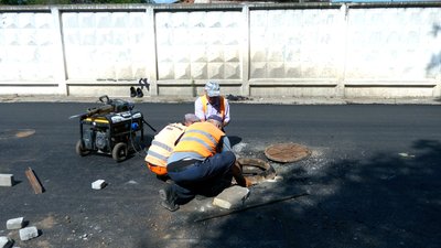 В Івано-Франківську укладають асфальт на вулиці, яку не ремонтували більше 15 років В Івано-Франківську укладають асфальт на вулиці, яку не ремонтували більше 15 років