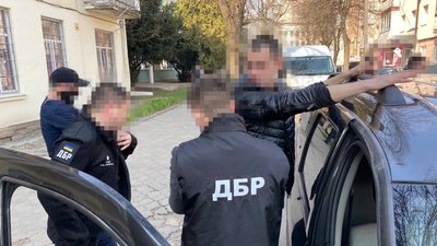 У Рівному на хабарі затримали двох оперуповноважених У Рівному на хабарі затримали двох оперуповноважених