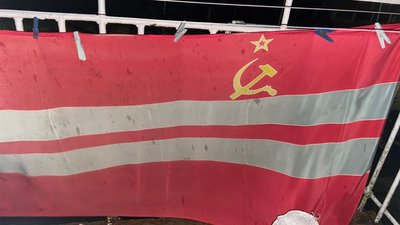 Прапор СРСР на балконі в чоловіка Прапор СРСР на балконі в чоловіка