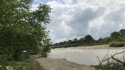 Чоловік віддав під дорогу свій город. На Прикарпатті люди самотужки прокладають шлях після негоди Чоловік віддав під дорогу свій город. На Прикарпатті люди самотужки прокладають шлях після негоди