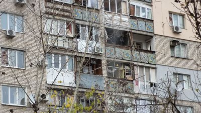 Зруйновані будинки та пожежі — військові РФ знову обстріляли Херсон Зруйновані будинки та пожежі — військові РФ знову обстріляли Херсон