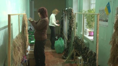 Сьомий рік поспіль хмельницькі волонтери плетуть маскувальні сітки та костюми для захисників
