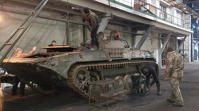 "Лікування" машин з передової. Як на Луганщині ремонтують техніку для військових "Лікування" машин з передової. Як на Луганщині ремонтують техніку для військових
