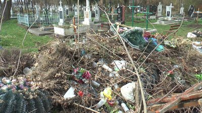 Готуються до Великодня: жителі Франківської ТГ влаштували стихійні сміттєзвалища на кладовищах Готуються до Великодня: жителі Франківської ТГ влаштували стихійні сміттєзвалища на кладовищах