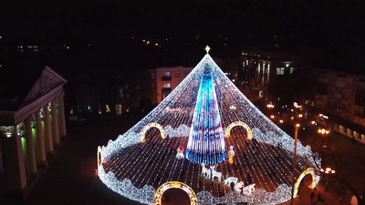 Що кажуть полтавці про встановлення новорічної ялинки у центрі міста 2025-го
