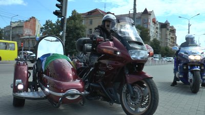 Дорогою на Львів. "Мотопробіг Єдності 2020" заїхав на годину в Івано-Франківськ Дорогою на Львів. "Мотопробіг Єдності 2020" заїхав на годину в Івано-Франківськ