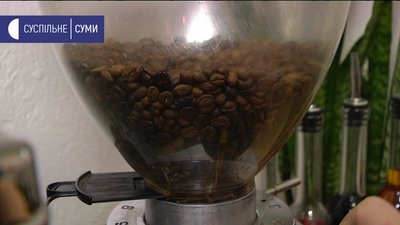 "Взяли ідею у львів'ян". В Охтирці на Сумщині власники кав’ярень посипають тротуар кавовою гущею "Взяли ідею у львів'ян". В Охтирці на Сумщині власники кав’ярень посипають тротуар кавовою гущею
