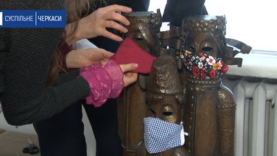 Скульптури Черкаського художнього музею одягли маски Скульптури Черкаського художнього музею одягли маски