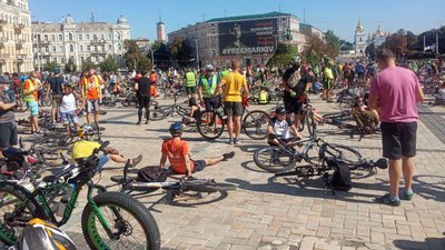 Київські велосипедисти зібралися у центрі міста на "Велодень" Київські велосипедисти зібралися у центрі міста на "Велодень"