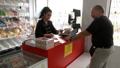 Продавчиня в магазині та покупець: роздрібна торгівля, ФОП на Чернігівщині
