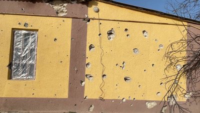 "Ліплять, як ті ластівки". На Миколаївщині відновлюють будинки після російських обстрілів "Ліплять, як ті ластівки". На Миколаївщині відновлюють будинки після російських обстрілів