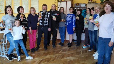 На Львівщині переселенці розмальовують великодні пряники для бійців – фоторепортаж