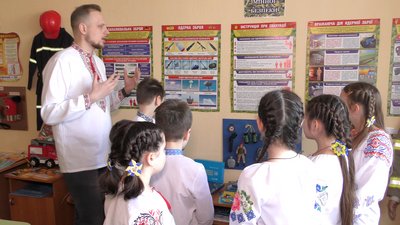 Побувати в ролі пожежника та врятувати людину: клас безпеки відкрили на базі черкаської школи Побувати в ролі пожежника та врятувати людину: клас безпеки відкрили на базі черкаської школи