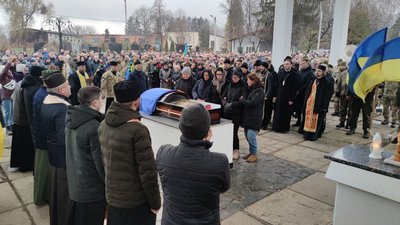 “З “Барсом” ніколи не було страшно”. У Чернівцях попрощалися з військовим Валерієм Красняном “З “Барсом” ніколи не було страшно”. У Чернівцях попрощалися з військовим Валерієм Красняном