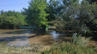 У селі на Одещині другий день відкачують воду з підтоплених будинків та дворів
