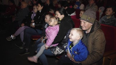 У Житомирському ляльковому театрі показали благодійну виставу дітям з інвалідністю У Житомирському ляльковому театрі показали благодійну виставу дітям з інвалідністю