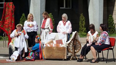 «Бережи українське – носи вишиванку!»: у центрі Дніпра провели показ мод і концерт бандуристів «Бережи українське – носи вишиванку!»: у центрі Дніпра провели показ мод і концерт бандуристів