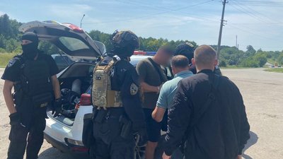 На Волині затримали двох підозрюваних у підпалі будинку На Волині затримали двох підозрюваних у підпалі будинку